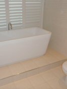 free standing bath on plinth
